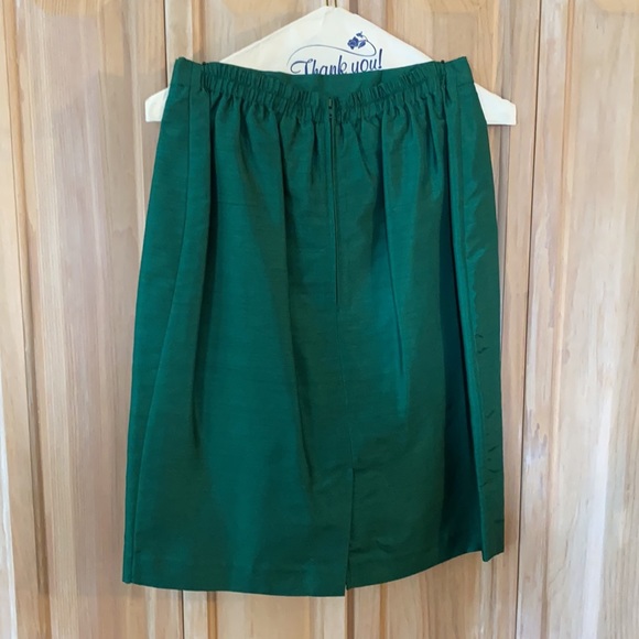 Kelly green suit short sleeve. Embroidery on front, fitted top. - Picture 4 of 6